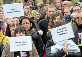 Familias reclamando mayores ayudas por hijos.