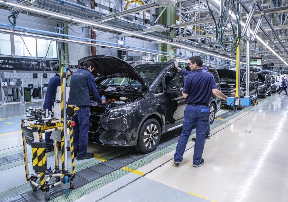 Trabajadores de Mercedes Vitoria, en una línea de producción