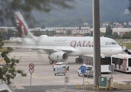 El avión catarí no ha pasado desapercibido pese a estacionar en una zona tranquila y alejada de la mirada de los usuarios de la terminal.