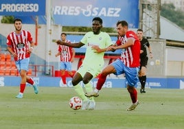 Ben Hamed trata de recuperar el balón en el centro del campo.