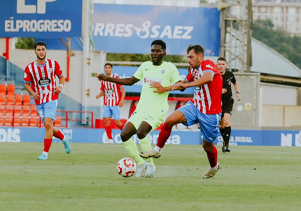 Ben Hamed trata de recuperar el balón en el centro del campo.