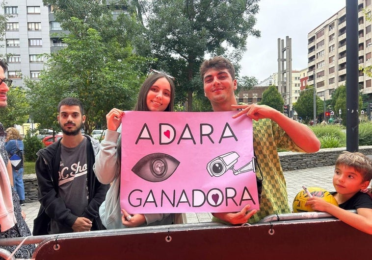 La alfombra naranja del FesTVal se llena de fans de Gran Hermano: «Lo veo siempre con mi abuela»