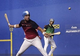 Maldonado se coloca para empalar con la derecha ante la mirada de Fusto