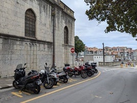 Las motos disponen de un nuevo espacio para aparcar tras la iglesia de Lekeitio.