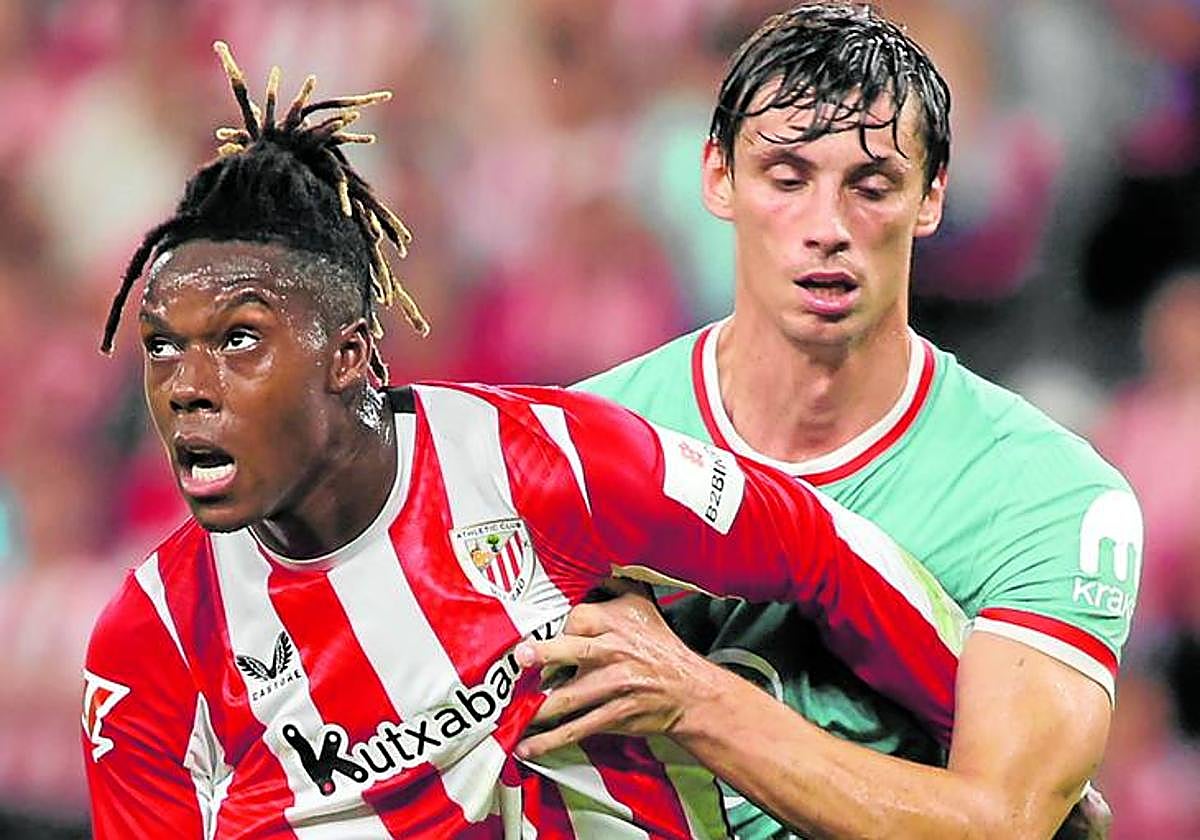 Le Normand agarra a Nico Williams durante el partido del sábado.