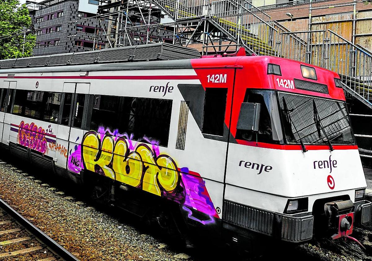 Una unidad de Cercanías de Renfe grafiteada a su paso por Barakaldo, en una imagen de junio pasado.