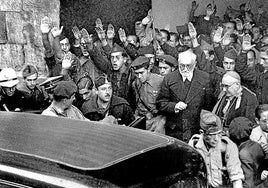 Unamuno abandona el Paraninfo de la Universidad de Salamanca el 12 de octubre de 1936 tras su enfrentamiento con Millán Astray.