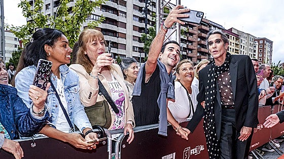 De los besuqueos al brindis con cerveza en la alfombra