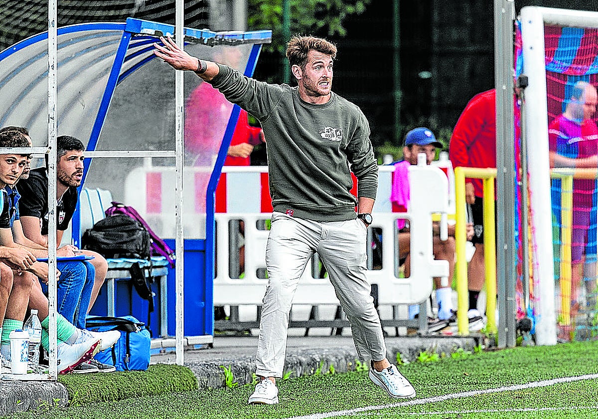 Ibai Gómez da instrucciones a los suyos en el encuentro ante el Utebo.