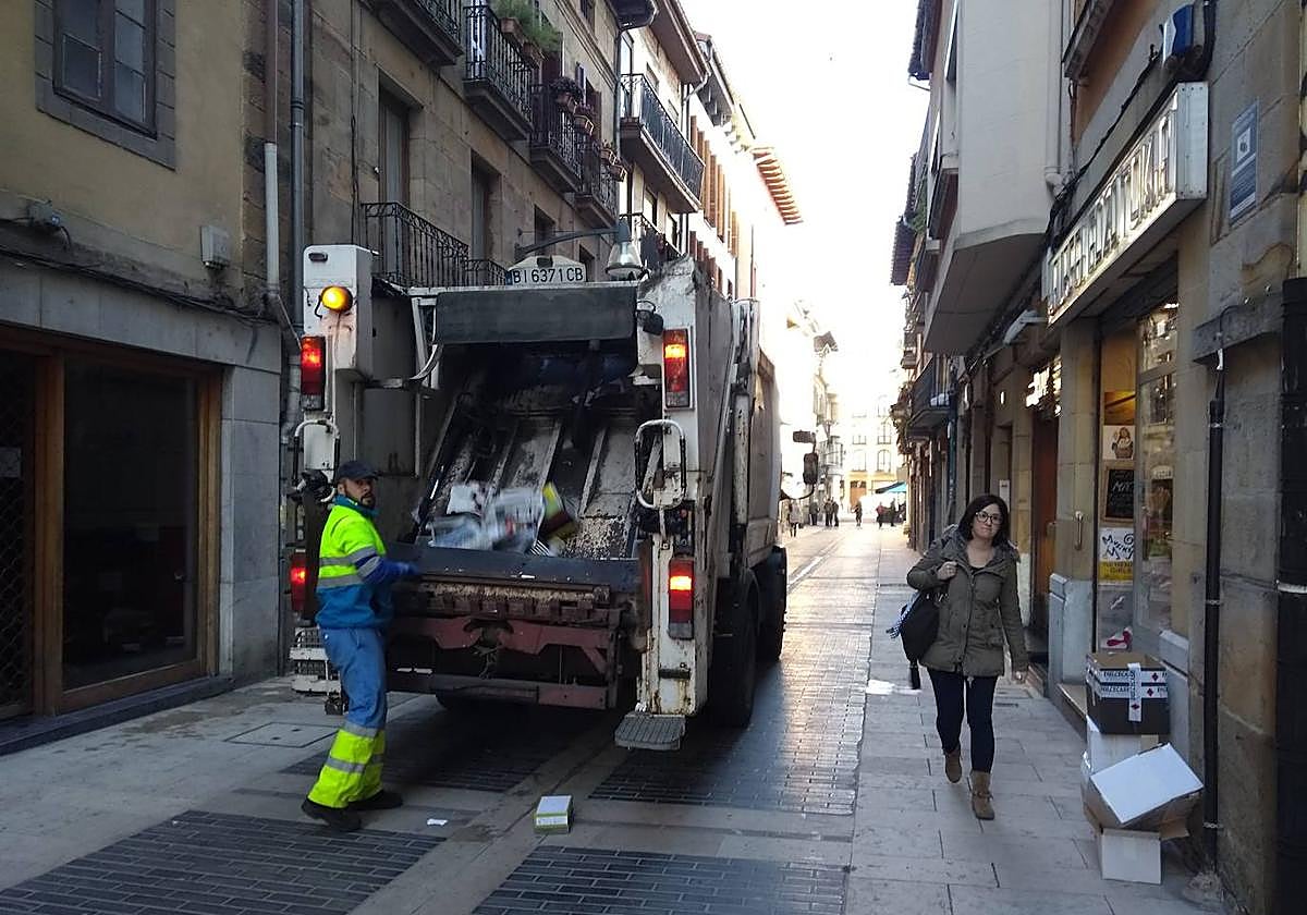 Un operario se dispone a recoger la basura en el casco viejo de Durango