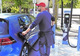 Un conductor recarga su turismo en una electrolinera.