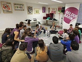 Varias mujeres participan en un taller en Getxo en la Escuela de Empoderamiento de Getxo.
