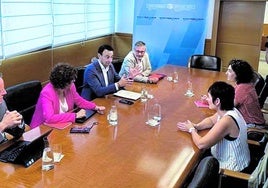 Mikel Torres, junto a los viceconsejeros de su departamento, frente a las responsables del sindicato LAB.