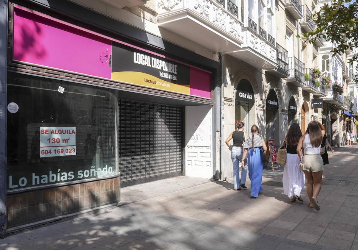 Uno de los locales vacíos de la calle Dato.