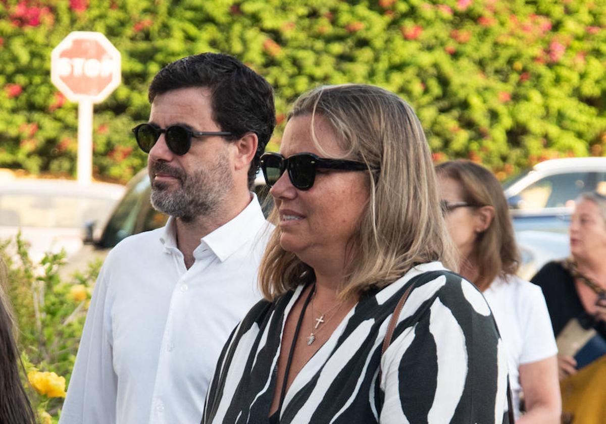 Caritina Goyanes con su marido cuando asistian a una misa en memoria de Carlos Goyanes.