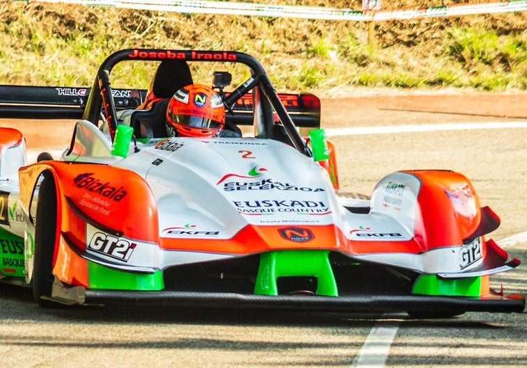 Joseba Iraola traza una curva en una carrera.