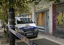 La Policía Local de Vitoria custoria una lonja de Vitoria.