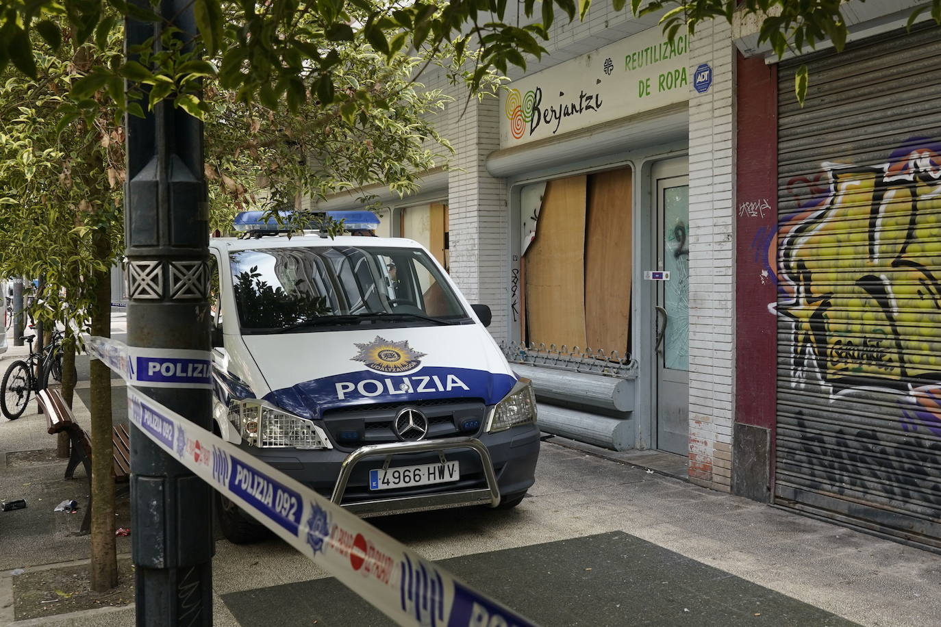 La Policía Local de Vitoria custoria una lonja de Vitoria.