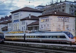 Un tren en la estación de ferrocarril de Dato, en Vitoria.