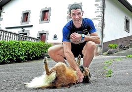 Jon Unanue juega con su perro en su caserio de Azkoitia, desde donde viaja a Bermeo.