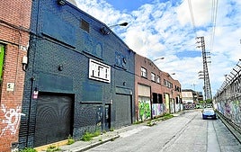 La Premier, antigua Mao Mao Beach, se encuentra encajonada en un callejón de Zorrozaurre. luis ángel gómez
