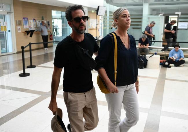 Caroline Darian (derecha) y su hermano Florian P. llegan al tribunal durante el juicio de su padre acusado de drogar a su madre durante casi diez años e invitar a desconocidos a violarla en su casa de Mazan.