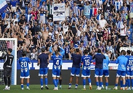 Los jugadores del Alavés agradecen su apoyo a la afición de Mendizorroza.