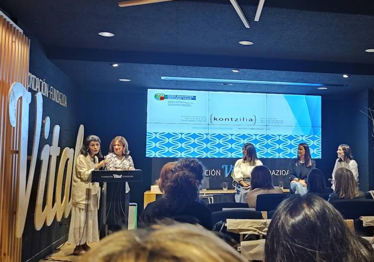 La consejera Nerea Melgosa ha presentado la convocatoria de ayudas a la asociación de mujeres empresarias de Álava Ampea en un acto en Vitoria.