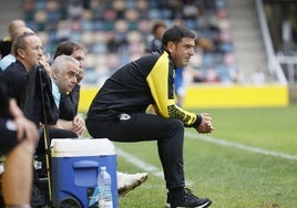 Imanol de la Sota observa un partido del Barakaldo en Lasesarre.