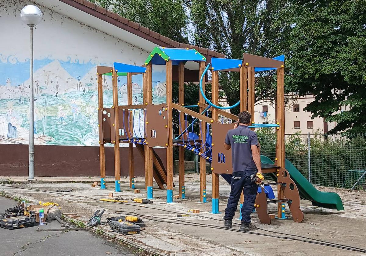 Los juegos infantiles se están instalando durante esta semana y estarán a punto para el inicio del curso escolar.