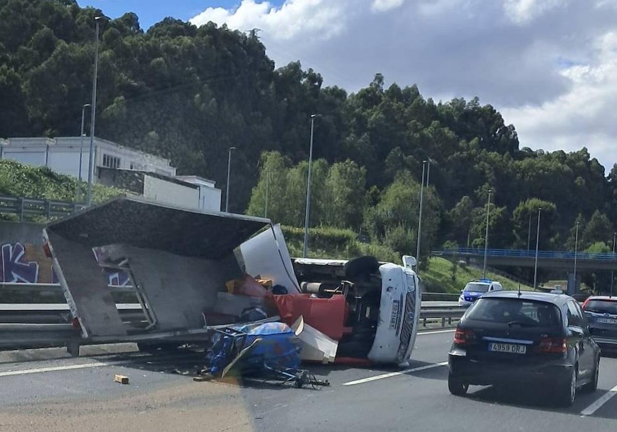 El vuelco de una furgoneta con remolque provocó el corte de dos carriles, dirección Barakaldo.