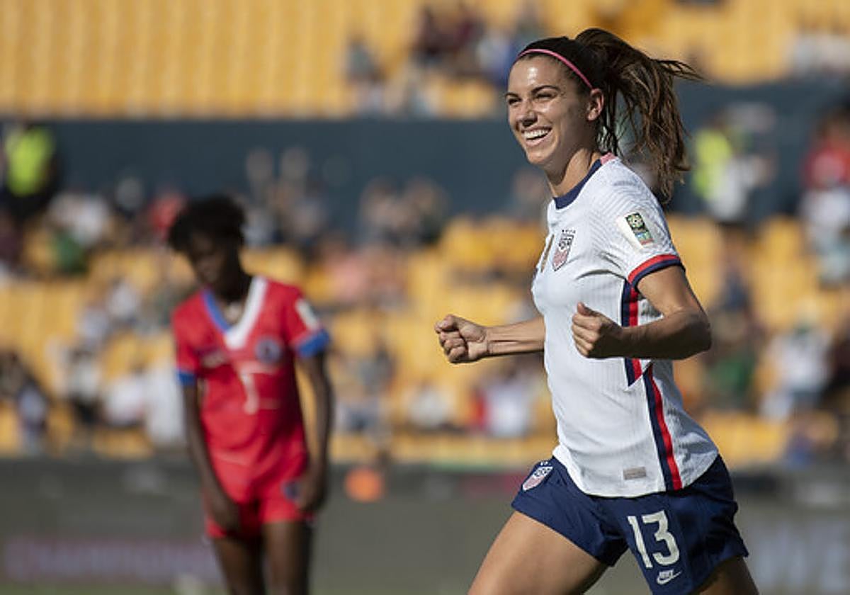 Alex Morgan festeja un gol.
