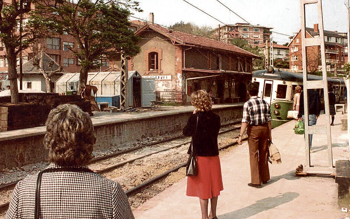 Pasajeros aguardan en la estación de Neguri en los años 70.