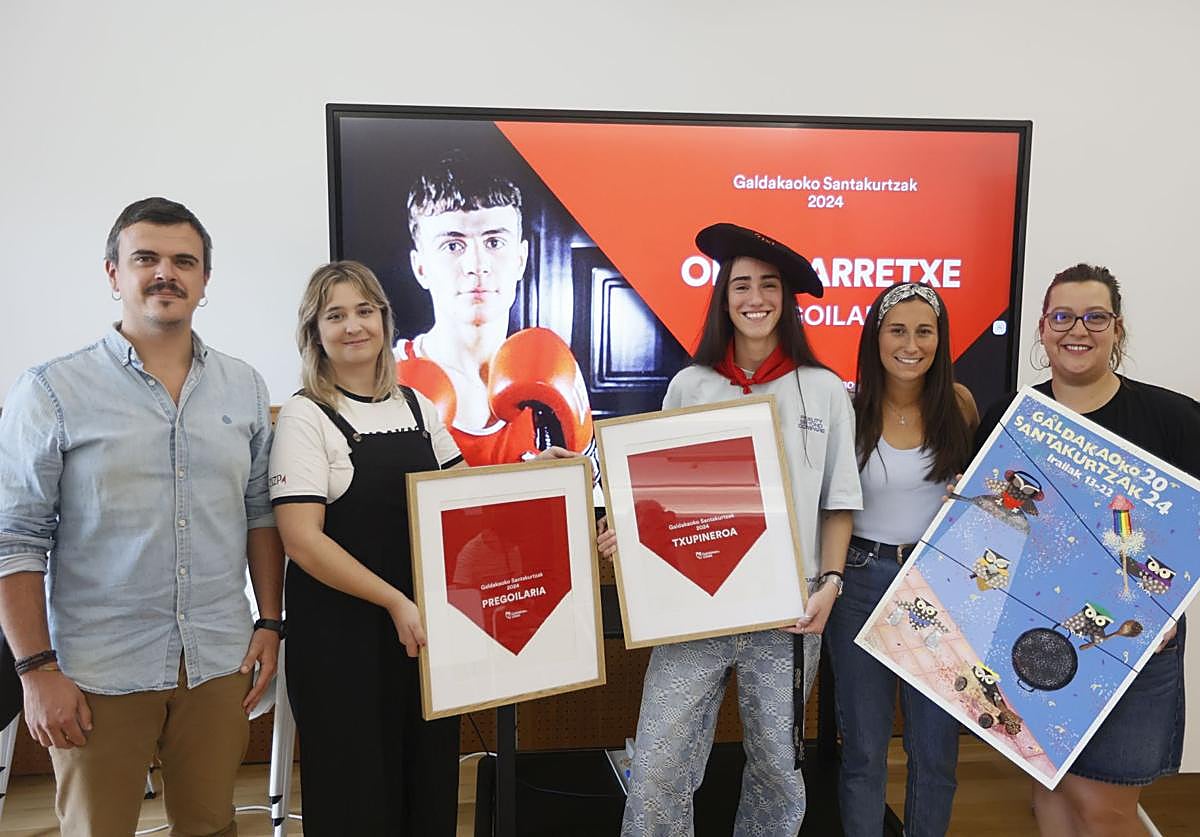El alcalde, Iñigo Hernando; June Santxez, de la Comisión de Fiestas; Ainhoa Artetxe, txupinera de este año; Amets Iturbe, concejala de Fiestas; Alazne Solinis, de la Comision de Fiestas y, al fondo, Oier Ibarretxe, el pregonero.