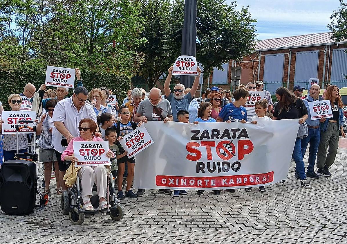 Decenas de vecinos han protestado por el incesante ruido este viernes en la plaza Lube, en Lutxana.