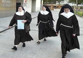 Sor Paz mirando al suelo, a la derecha, cuando salió de los juzgados de Burgos junto a la exabadesa y a Sor Sión de ratificar la denuncia contra Iceta.