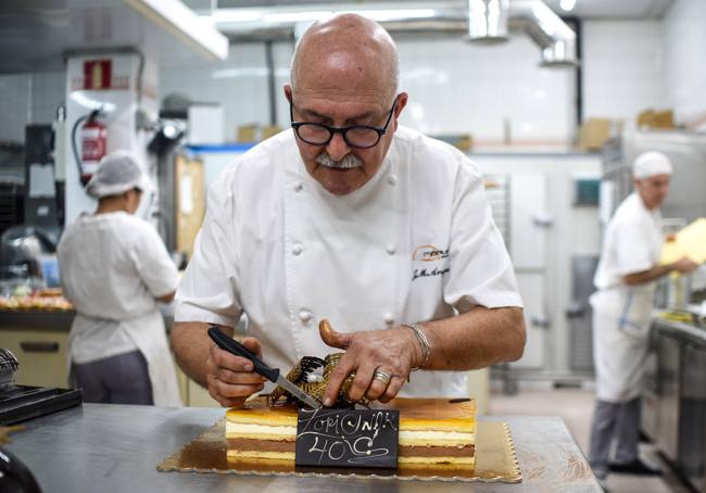 Angulo con una tarta de aniversario.