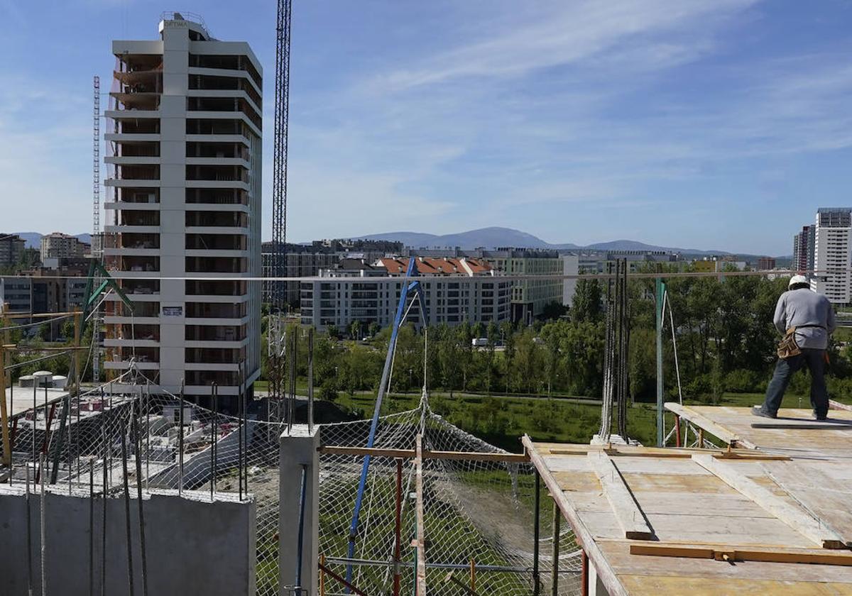 Torre de 15 pisos de gama alta en construcción en el barrio de Salburua, en Vitoria.