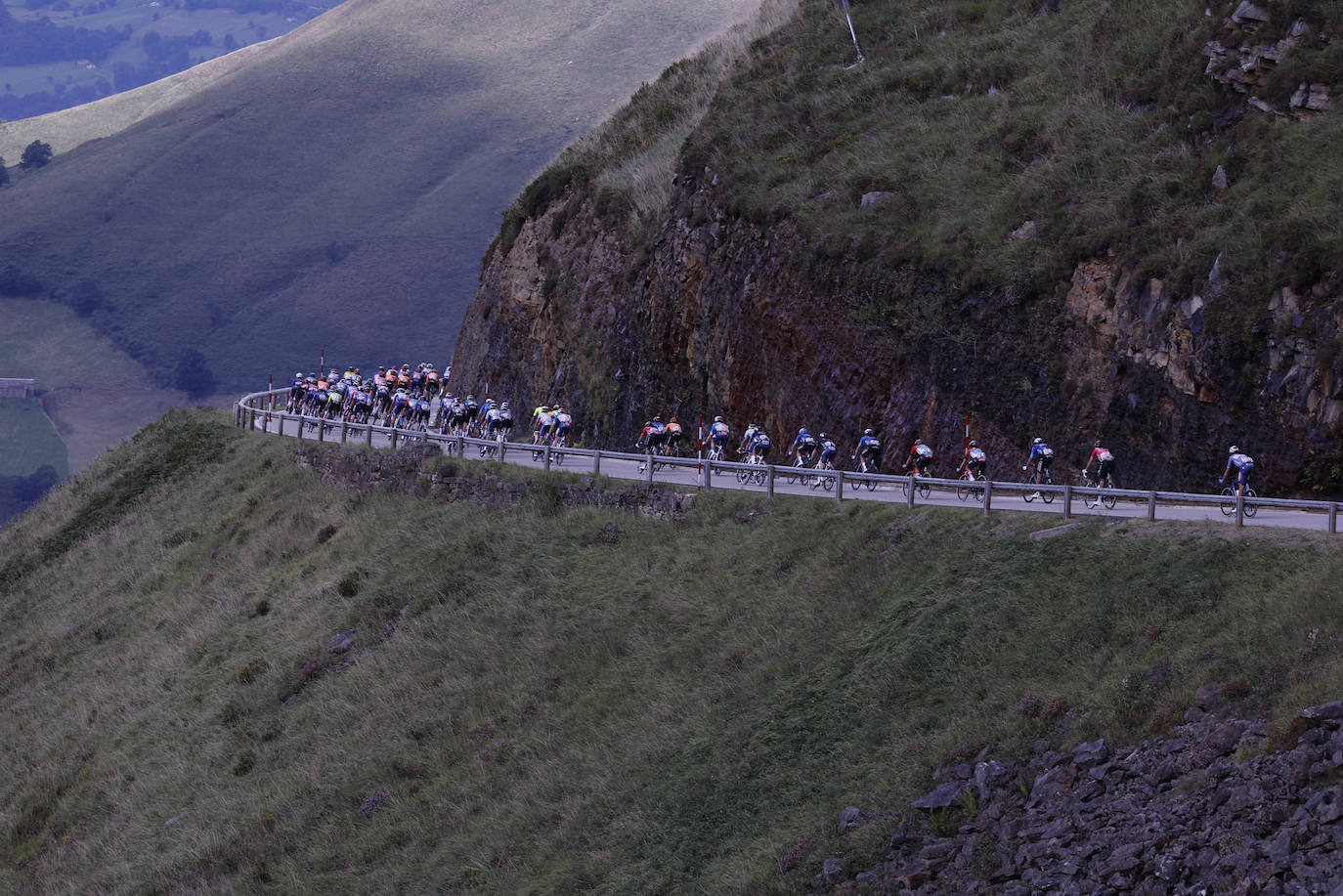 Las espectaculares imágenes que deja la etapa entre Villarcayo y Picón Blanco