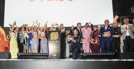 Los premiados celebraron el final de la gala en el escenario.