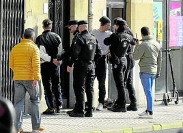 Una patrulla de la Guardia Urbana de San Sebastián practica unas detenciones.