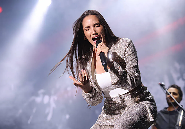 India Martínez durante el concierto en la Plaza Mayor de Valladolid.