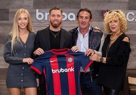 Iker Muniain con su pareja Ana Montoya en el Estadio del Club Atlético San Lorenzo de Almagro.