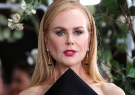 Halina Reijn recoge el premio en nombre de Nicole Kidman.