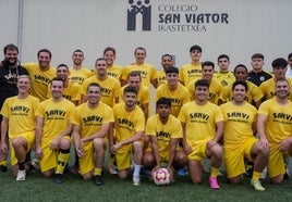 Plantilla del San Viator en uno de los campos de fútbol de sus instalaciones.