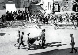 La policía transporta a uno de sus compañeros heridos en unos incidentes en Jaffa en 1936, durante el mandato británico en Palestina.