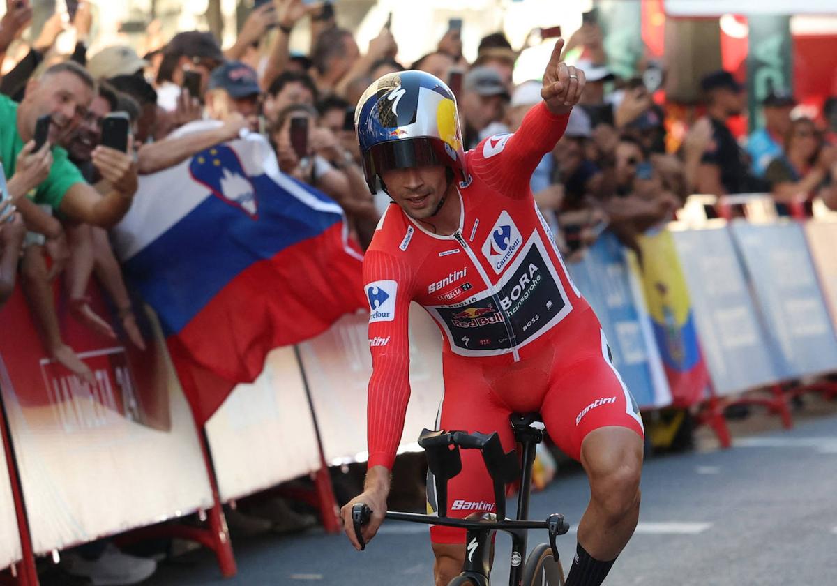 Roglic culmina la contrarreloj de la etapa final por la Gran Vía de Madrid y alza el dedo para celebrar su cuarta Vuelta a España.