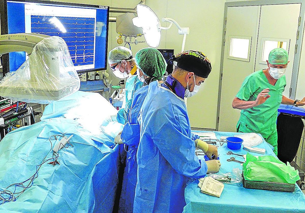 Profesionales de Osakidetza realizan una intervención en un quirófano de Basurto.