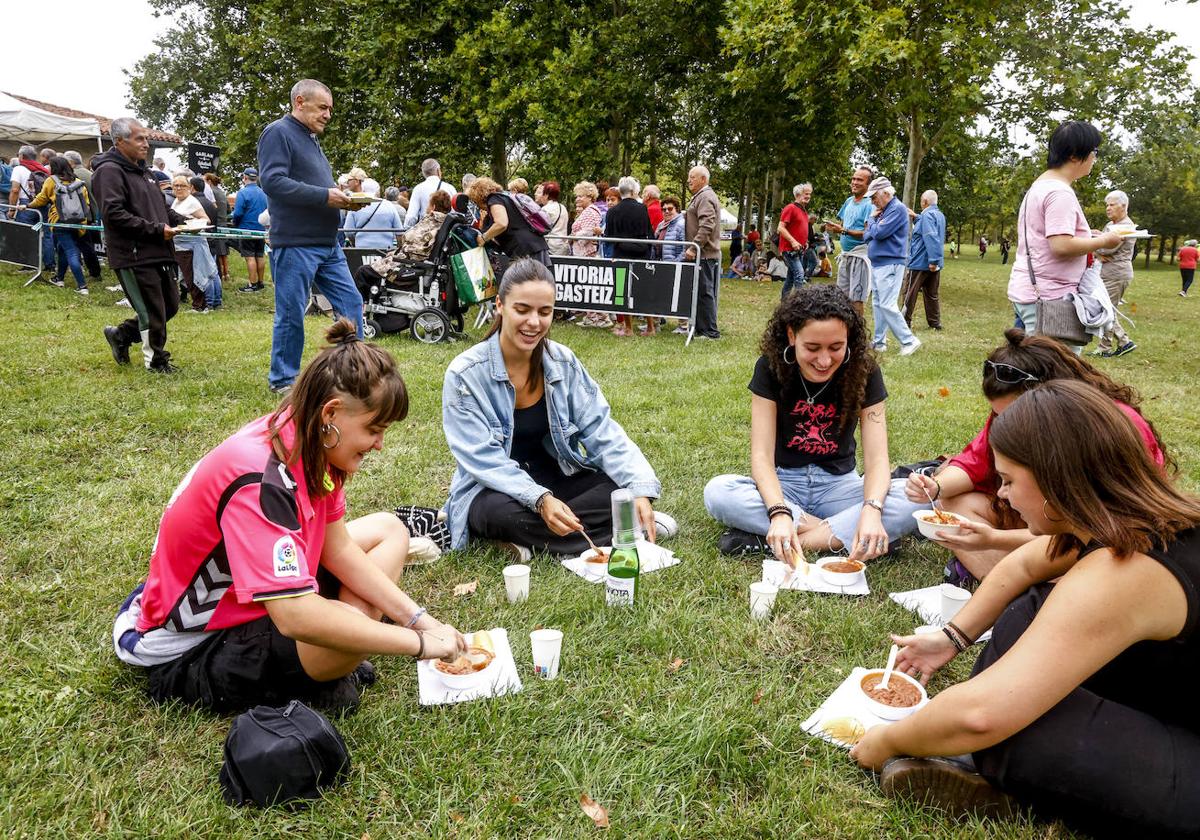 Un grupo de amigas degusta un plato de alubias en las campas, uno de los actos que inaugura el programa de la tarde en Olárizu.