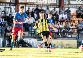 Ibai Quintana da un pase en el partido que enfrentó el domingo al Portugalete y al Leioa.
